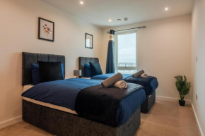 Modern Stylish Two Bedroom Apartment with Free Parking, Near Slough Station, London in 15 minutes, Near Heathrow and Windsor